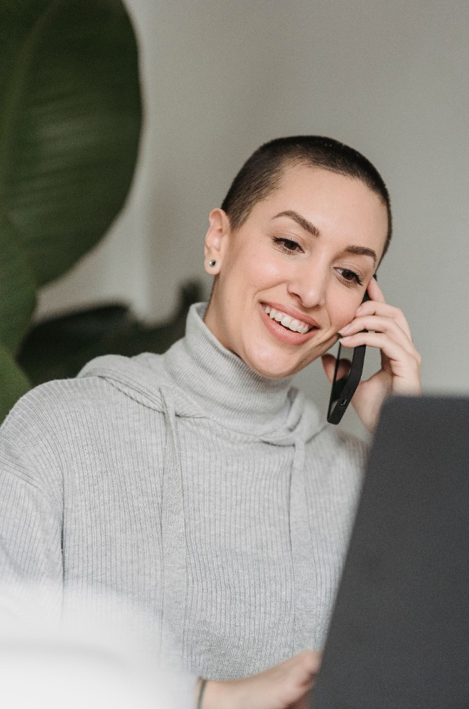 Support agent on a live voice call with a customer