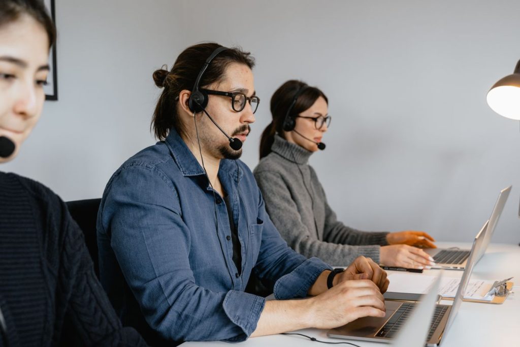 Automotive brand cuts call abandonment with Voice AI